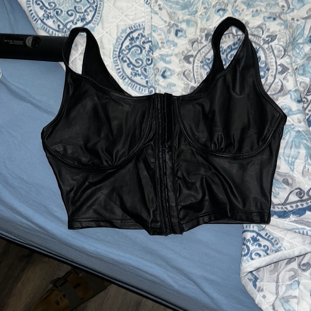 Cute corset top !